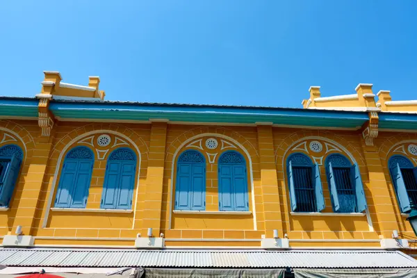 Bangkok, Tayland 'da koloni tarzı parlak renkli antik binalar.