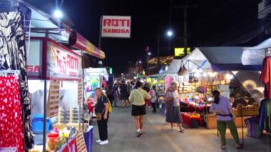 PRACHUAP KHIRI KHAN THAILAND-13 Kasım 2024: Hua Hin 'in kalbinde yemek ve hediyelik eşya satan bir gece pazarı, popüler bir turizm merkezi.