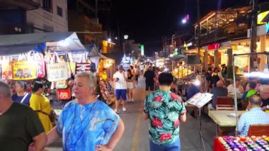 PRACHUAP KHIRI KHAN THAILAND-13 Kasım 2024: Hua Hin 'in kalbinde yemek ve hediyelik eşya satan bir gece pazarı, popüler bir turizm merkezi.