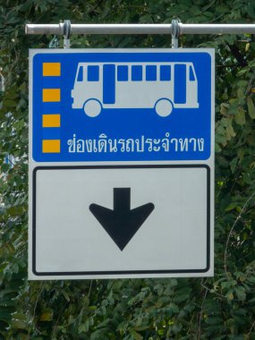 BANGKOK THAILAND-21 Kasım 2024: Otobüs şeritlerini gösteren trafik işaretleri.