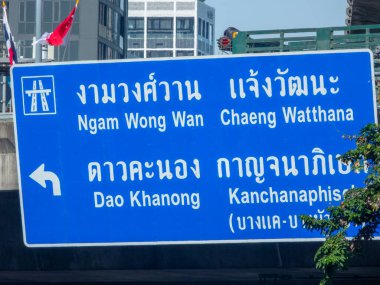 BANGKOK THAILAND-21 Kasım 2024: Bangkok, Tayland 'da sokak adı Chaeng Watthana Ngam Wong Wan Dao Khanong ve Kanchanaphisek Yolu' nun sembollerini imzaladı.