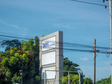 BANGKOK THAILAND-21 Kasım 2024: Vibhavadi Rangsit Yolu, Bangkok, Tayland 'daki Pheu Thai Parti ofisinin adını gösteren bir tabela.