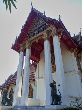 Wat Benchamabophit Dusit Dusam Ratchaworawihan Tapınağı-Bangkok Tayland 15 Nisan 2018 'de Wat Benchamabophit' te kimliği belirsiz bir turist.