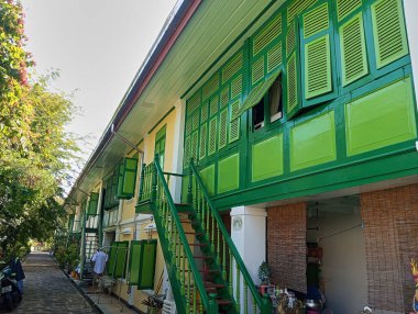 Wat Benchamabophit Dusit Dusam Ratchaworawihan Tapınağı-Bangkok Tayland 15 Nisan 2018 'de Wat Benchamabophit' te kimliği belirsiz bir turist.