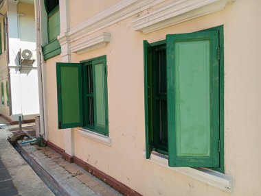 Eski binaların ahşap pencereleri, yeşil.