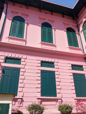 Bangkok, Tayland 'daki pembe antik binaların manzarası.