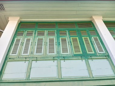 Eski binaların ahşap pencereleri, yeşil.