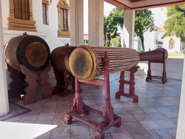 Wat Benchamabophit Dusit Dusam Ratchaworawihan Tapınağı-Bangkok Tayland 15 Nisan 2018 'de Wat Benchamabophit' te kimliği belirsiz bir turist.