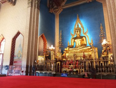 Wat Benchamabophit Dusit Dusam Ratchaworawihan Tapınağı-Bangkok Tayland 15 Nisan 2018 'de Wat Benchamabophit' te kimliği belirsiz bir turist.