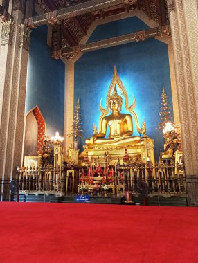 Wat Benchamabophit Dusit Dusam Ratchaworawihan Tapınağı-Bangkok Tayland 15 Nisan 2018 'de Wat Benchamabophit' te kimliği belirsiz bir turist.