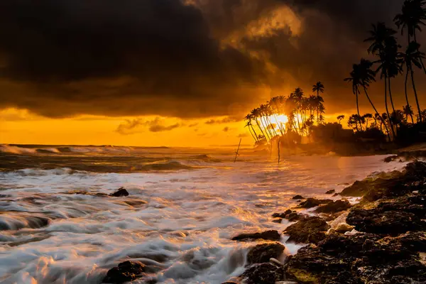Sri Lanka, Koggala 'da sisli bir plajda gün batımı.