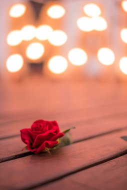 Gece masada gül ve kırmızı kalpler. Sevgililer Günü konsepti.