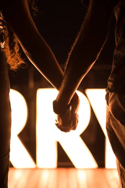 Elleri olan genç bir çift.