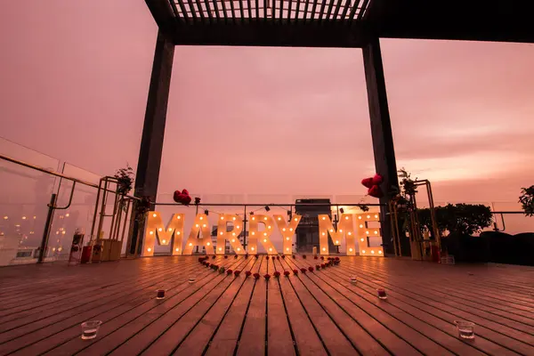 Düğün teklifi süslemesi ve harf ışıkları