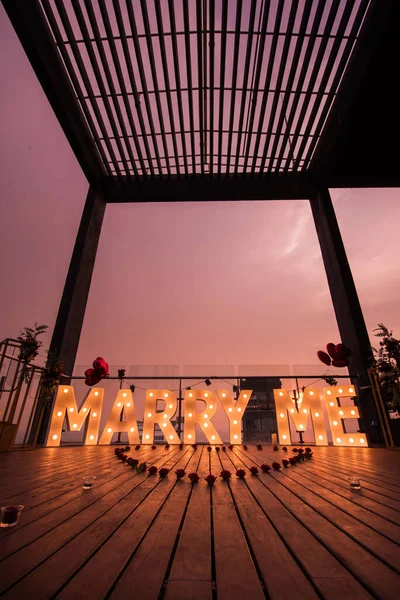 bir ahşap tahta üzerinde kelime aşk