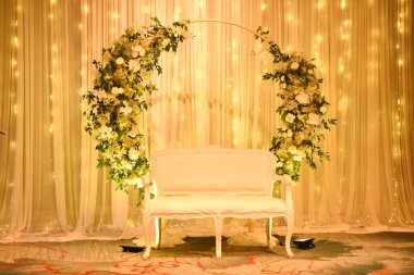 Çiçekli düğün setimizin arkasını kapatın.