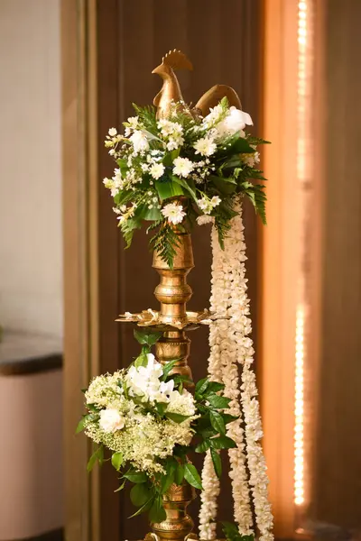 Çiçek süslemeli düğün lambası.