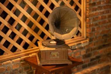 Ahşap bir masada güzel bir antika gramofon.