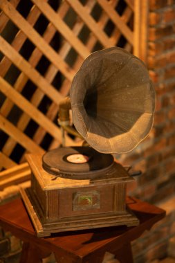 Ahşap arka planda antik bir gramofon.