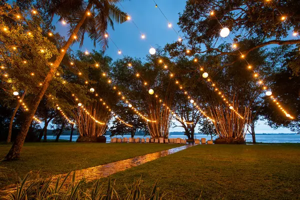 Işıklı açık hava bahçesi