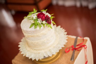 Düğün pastası ile kırmızı gül