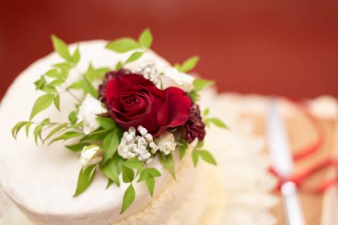 Düğün pastasında gül çiçekleri