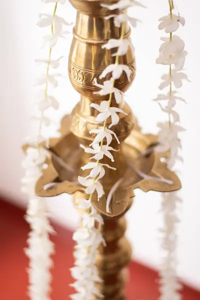 Yağ lambasındaki güzel çiçek süslemeleri.