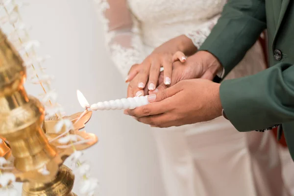 Yakıt lambasını yakan evli bir çiftin elleri yakın.