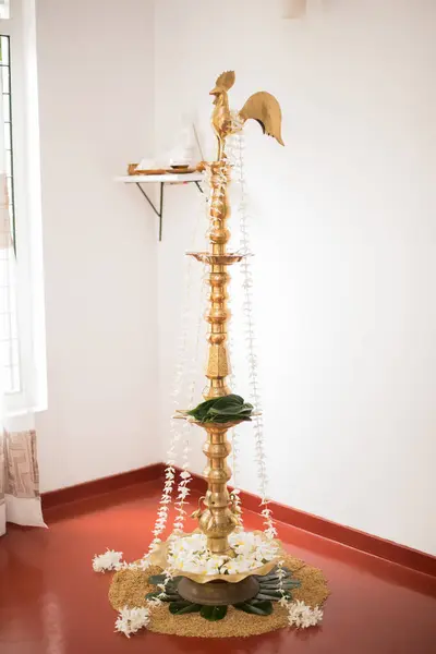 Çiçek süslemeli güzel bir gaz lambası.