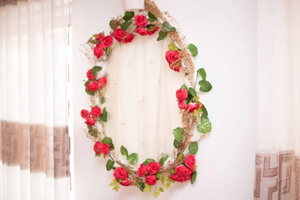 Duvardaki çiçek süslemesinin muhteşem bir görüntüsü.