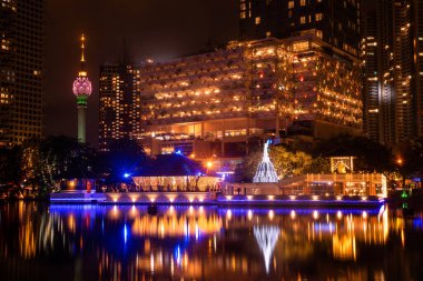 Sri Lanka 'da gece karanlığında muhteşem gangarama tapınağı ve nilüfer kulesi.