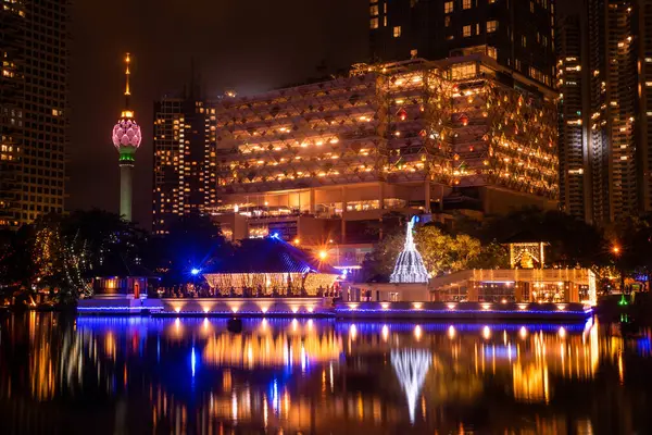 Sri Lanka 'da gece karanlığında muhteşem gangarama tapınağı ve nilüfer kulesi.