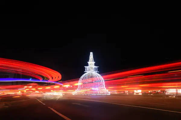 Tapınak Pagoda hafif yapı süslemesi geceleri ışık yollarıyla