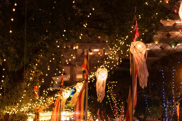 Güzel Vesak fenerleri gece, arka planda ışık saçar.