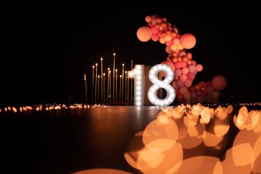 18. yaş günü partisi süslemesi. Güzel bir ışık saçar.