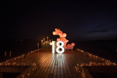 Gece arkaplanında 18. yaş günü partisi dekorasyonu