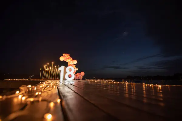 Gösterişli 18. yaş günü yaratıcı parti dekorasyonu mavi gökyüzü