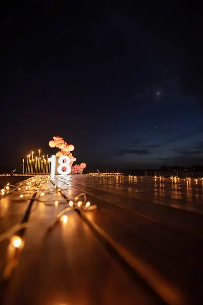 Şık 18. yaş günü yaratıcı parti dekorasyonu.