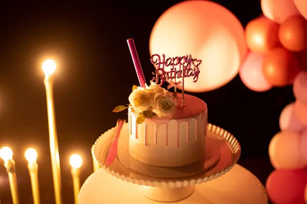 Doğum günü pastasını gece lambasıyla kapat.