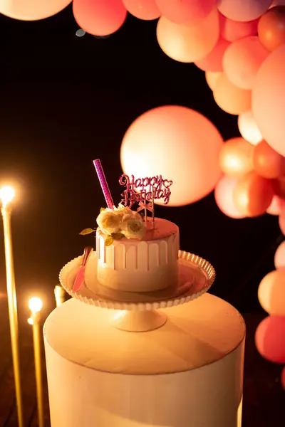 Gece lambalı doğum günü pastası