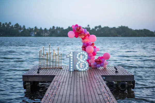 Gösterişli 18. yaş günü yaratıcı parti dekorasyonu mavi gökyüzü