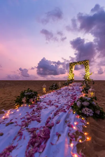 Güzel günbatımı gökyüzüne sahip bir dekorasyon yolunun manzarası.