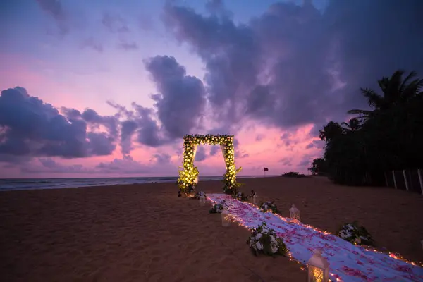 Günbatımı gökyüzü ile güzel bir teklif yolu