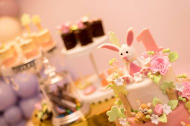 Tavşan süsüyle pasta süslemesi