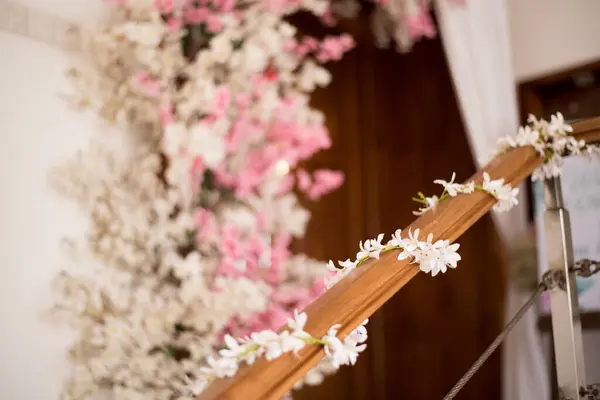 düğün çiçekleri ahşap arka planda