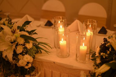 Masa dekorasyonunda İnanılmaz Mumlar