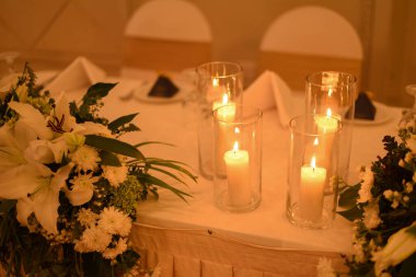 Masa dekorasyonundaki mumlar