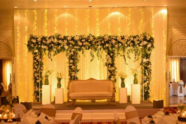 Büyülü düğün Çiçekli süslemelerle geri dön