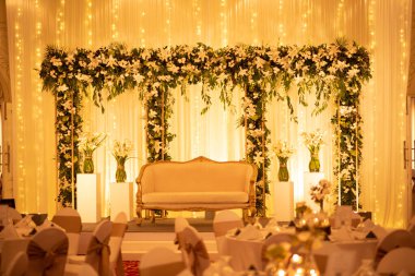 Güzel bir düğün Çiçekli süslemelerle geri dön