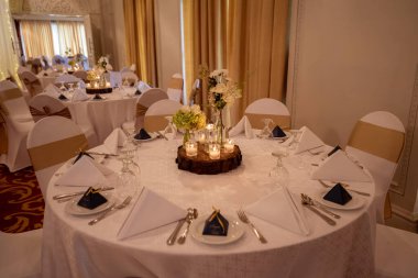 Bir düğün salonunda mumlarla muhteşem bir çiçek süsü.